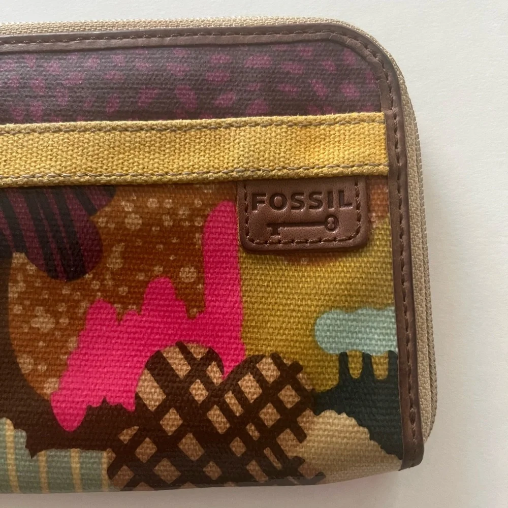Fossil Key-Per Wristlet